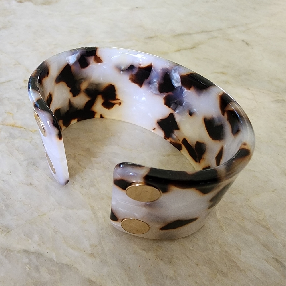 Tortoise pattern cuff bracelet